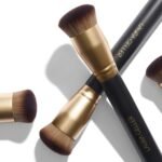 Laura Geller Foundation Blending Brush - Image 9